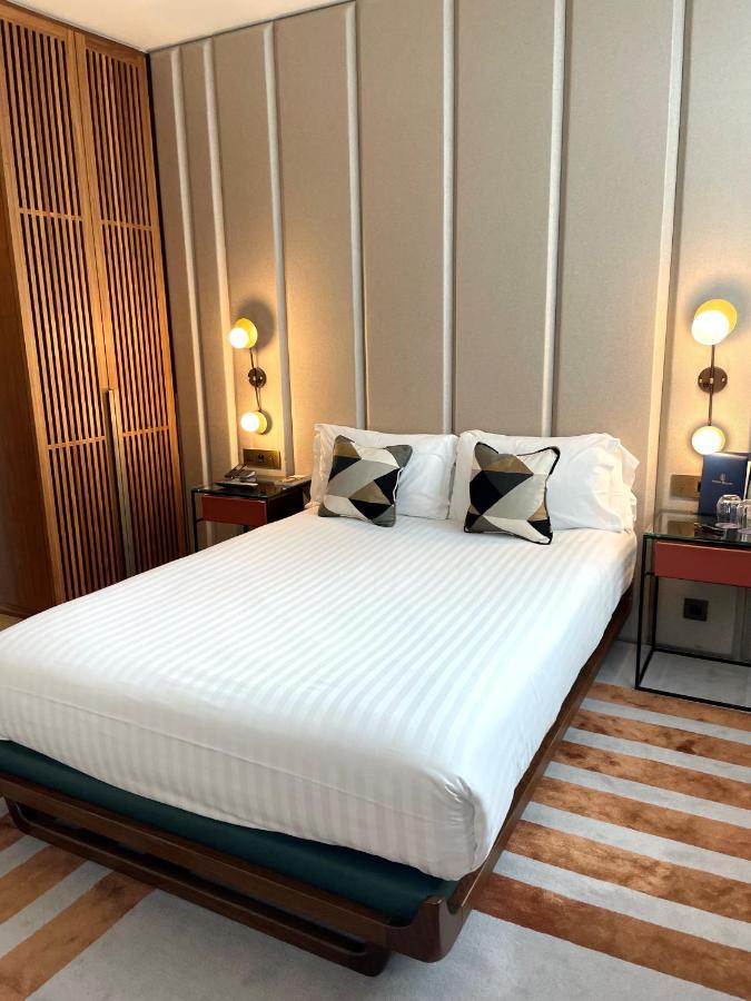 فندق ميزون بريغيت باريس المظهر الخارجي الصورة A bed in a hotel room