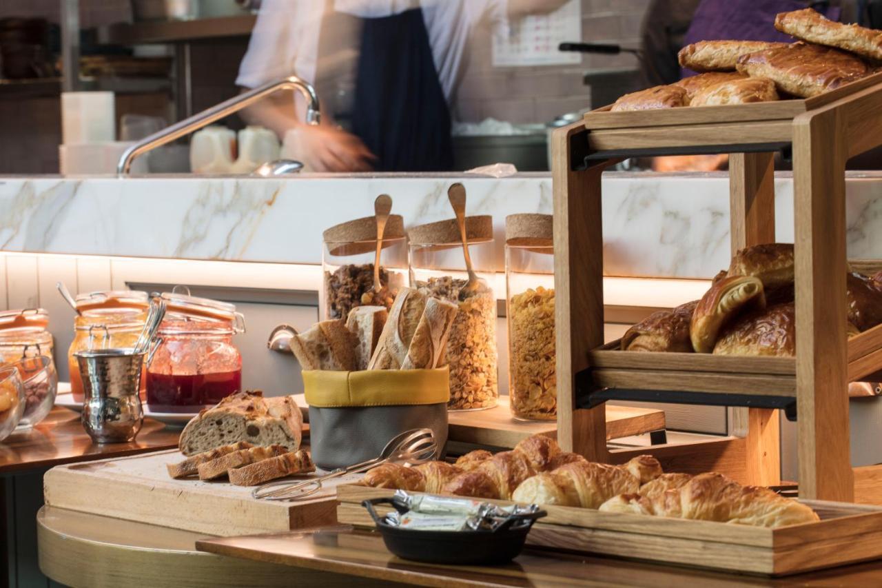 فندق ميزون بريغيت باريس المظهر الخارجي الصورة A breakfast buffet at a hotel